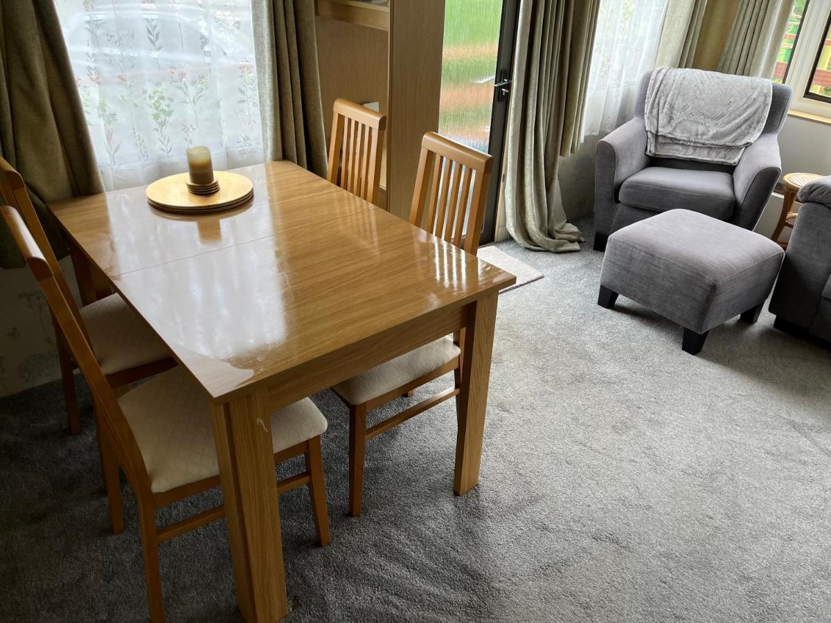 Private Holiday Home In Calm Site Wootton Bridge  Екстериор снимка