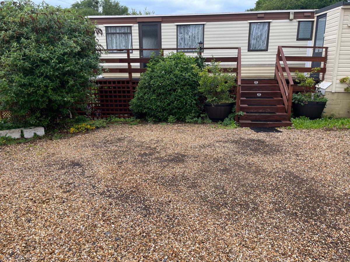 Private Holiday Home In Calm Site Wootton Bridge  Екстериор снимка